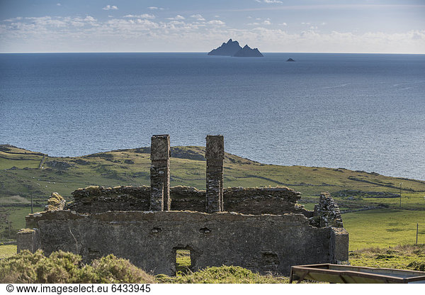 Ruine mit Blick auf Skellig Michael oder Great Skellig  County Kerry  Ring of Kerry  Irland  Europa