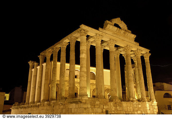 Ruine  Tempel der Diana bei Nacht  in der alten römischen Stadt Emerita Augusta  Merida  Provinz Badajoz  Ruta de la Plata  Spanien  Europa