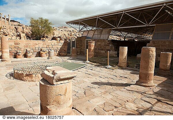 Ruine von Atrium mit Zisterne und Sauelen  antike Kirche  Kirchenkomplex  Archäologischer Park Petra  Felsenstadt  Jordanien  Kleinasien  Asien