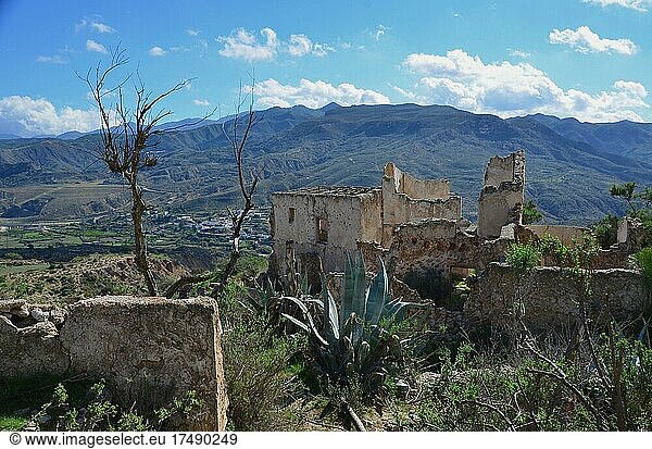Ruined house in front of mountains  single ruin in hilly landscape  Lost Place  abandoned village  Marchalicos Viñicas  Almeria  Andalucia  Spain  Europe