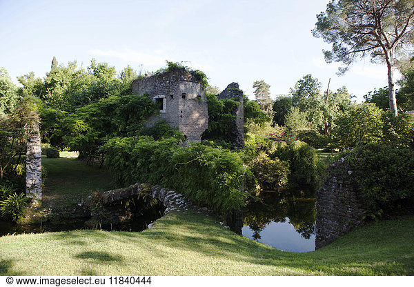 Ruinen über dem Fluss Ninfa  die Gärten von Ninfa  Cisterna di Latina  Latium  Italien  Europa