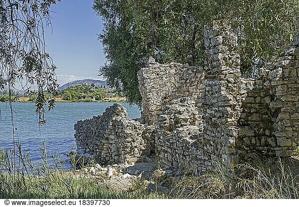 Ruinen der alten römischen Stadt am Ufer des Butrint Sees  Liqeni i Butrintit  Salzlagune südlich von Saranda  Kreis Vlorë  Südalbanien