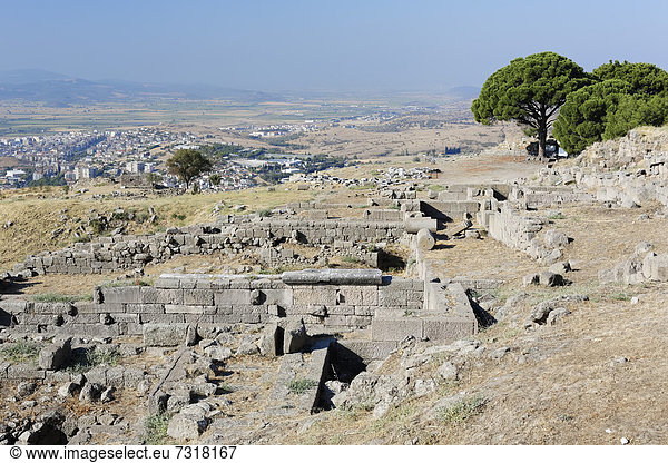 Ruinen der antiken Ausgrabungsstätte Pergamon  hinten die Stadt Bergama  Pergamon  Bergama  Izmir  Westtürkei  Türkei  Asien