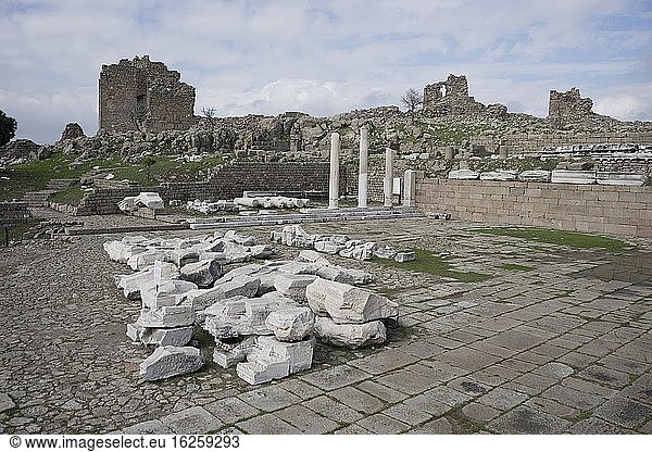 Ruinen der antiken griechisch-römischen Stadt Pergamon mit Tempeln  Statuen und Akropolis in der Nähe von Bergama in der Türkei.
