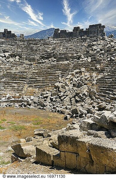 Ruinen der antiken lykischen Stadt Tlos  Provinz Antalya  Türkei. Das Theater aus der Römerzeit. Dieses Bild zeigt  wie eine antike Ruine vor dem Wiederaufbau aussehen kann.