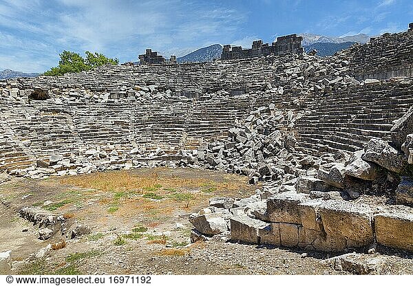 Ruinen der antiken lykischen Stadt Tlos  Provinz Antalya  Türkei. Das Theater aus der Römerzeit. Dieses Bild zeigt  wie eine antike Ruine vor dem Wiederaufbau aussehen kann.