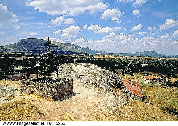 Ruinen der Burg und Aussichtspunkt über die Landschaft. Hacinas  Provinz Burgos  Kastilien-León  Spanien.