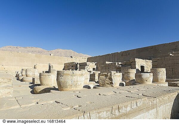Ruinen der großen Hypostylhalle  Medinat Habu-Tempel  Luxor  Ägypten.