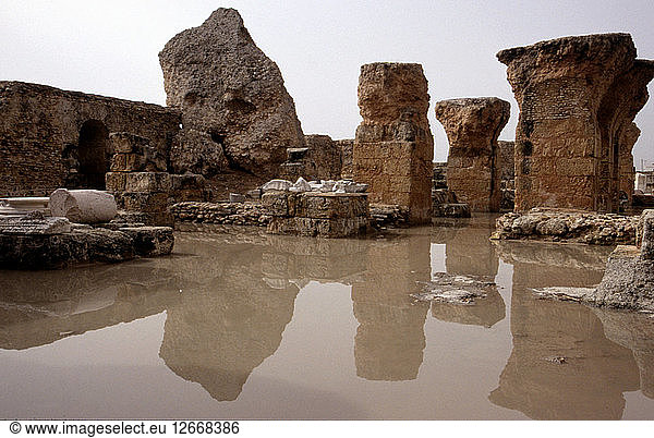 Ruinen der römischen Antoninusthermen 145-162 n. Chr.  die in der antiken Stadt Karthago mit Wasser bedeckt sind.