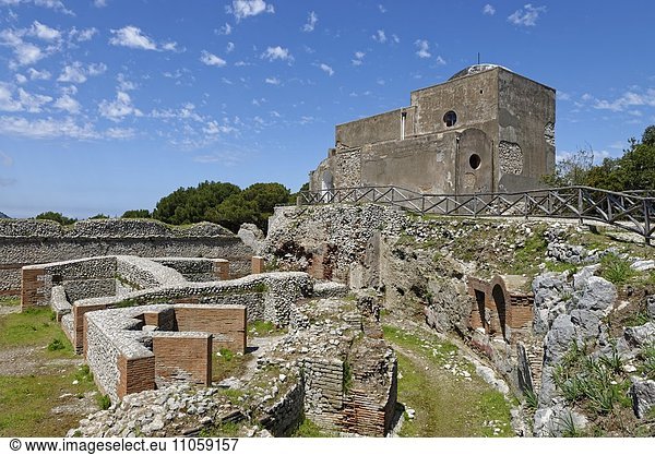 Ruinen der römischen Villa Jovis mit Kirche Chiesa di Santa Maria del Soccorso  Insel Capri  Golf von Neapel  Kampanien  Italien  Europa