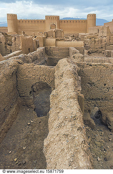 Ruinen der Türme und Mauern der Zitadelle von Rayen  größtes Lehmgebäude der Welt  Rayen  Provinz Kerman  Iran  Naher Osten