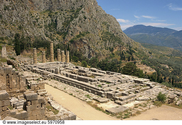 Ruinen der Tempel des Apollon,  mit Hügeln im Hintergrund bei Delphi,  UNESCO Weltkulturerbe,  Griechenland,  Europa