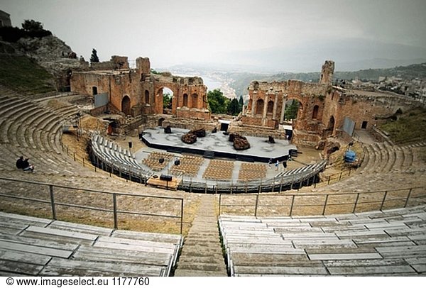 Ruinen des alten griechischen Theaters in der Römerzeit  Taormina wieder aufgebaut. Sizilien  Italien