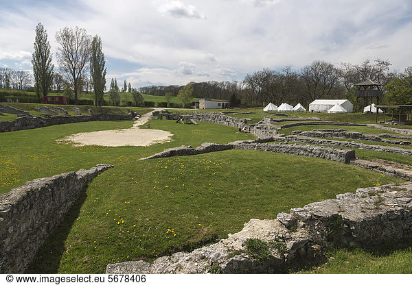 Ruinen des Amphitheaters Bad Deutsch-Altenburg in der römischen Stadt Carnuntum  Niederösterreich  Österreich  Europa