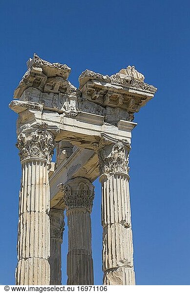 Ruinen des antiken Pergamum oberhalb von Bergama  Provinz Izmir  Türkei. Korinthische Säulen des Trajanstempels  der im 2. Jahrhundert n. Chr. fertiggestellt wurde. Die Ruinen gehören zum UNESCO-Weltkulturerbe.