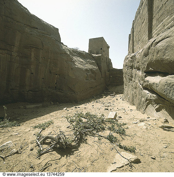 Ruinen des antiken Staudamms von Ma´rib  Die Sabäer entwickelten ein komplexes Bewässerungssystem rund um den Damm  der nach zahlreichen Brüchen in der Antike wieder aufgebaut werden musste. Jemen. Sabäer. ca. 800 v. Chr.  mehrfach umgebaut.