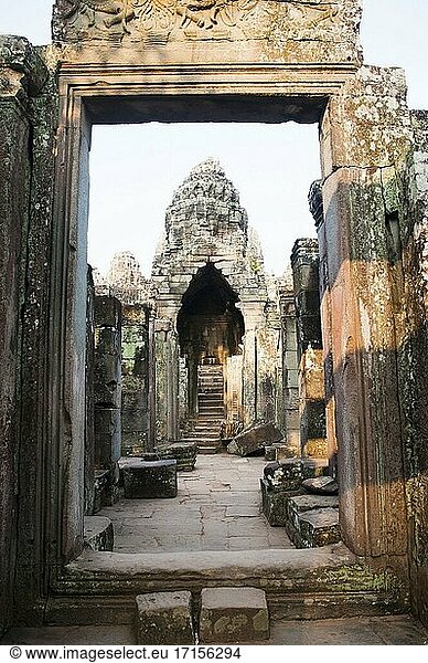 Ruinen des Bayon-Tempels  Angkor  Kambodscha. Bayon gehört zu Angkot Thom  einer 3 km² großen  ummauerten königlichen Stadt und Tempelanlage  die im 12. und 13. Jahrhundert unter der Herrschaft von Jayavarman VII. erbaut wurde. Jahrhundert unter der Herrschaft von Jayavarman VII. erbaut wurde. Sie verfügt über 5 Eingänge - ein Nord-  Süd-  Ost- und Westtor und das Siegestor - sowie über eine Reihe berühmter Tempel  darunter der Bayon-Tempel und die Phimeanakas sowie die 350 m lange Elefantenterrasse.