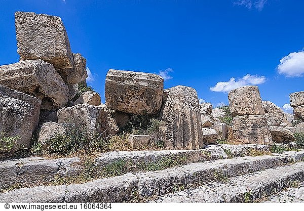 Ruinen des der Athene oder Aphrodite geweihten Tempels D auf der Akropolis der antiken griechischen Stadt Selinunte an der Südwestküste Siziliens in Italien.