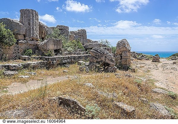 Ruinen des der Athene oder Aphrodite geweihten Tempels D auf der Akropolis der antiken griechischen Stadt Selinunte an der Südwestküste Siziliens in Italien.