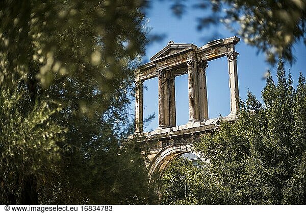 Ruinen des Hadriansbogens  Athen  Region Attika  Griechenland