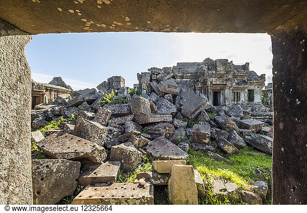 Ruinen des Hauptheiligtums  gesehen von der Ostgalerie von Gopura I  Preah Vihear-Tempel; Preah Vihear  Kambodscha