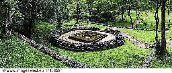 Ruinen des Palastes von König Kassapa im Felsengarten am Fuße des Sigiriya-Felsens  UNESCO-Weltkulturerbe  Sri Lanka  Asien