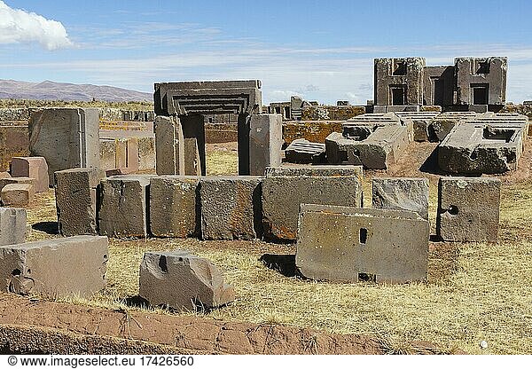 Ruinen des Pumapunku,  Ruinenanlage der Prä-Inka-Zeit von Tiwanaku,  auch Tiahuanaco,  Unesco Weltkulturerbe,  Departement La Paz,  Bolivien,  Südamerika