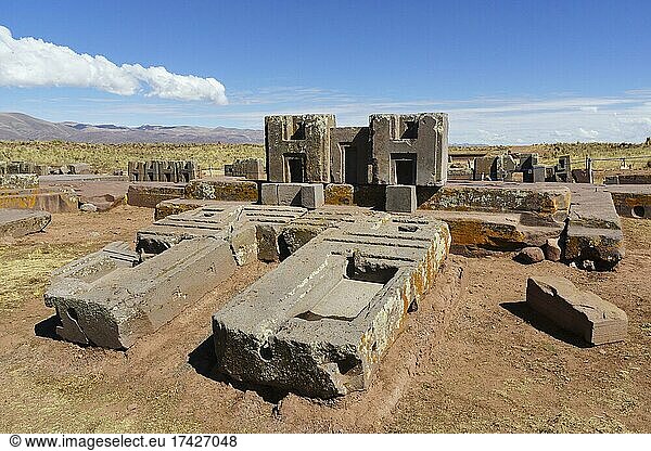Ruinen des Pumapunku  Ruinenanlage der Prä-Inka-Zeit von Tiwanaku  auch Tiahuanaco  Unesco Weltkulturerbe  Departement La Paz  Bolivien  Südamerika