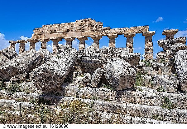 Ruinen des Tempels C - Apollo-Tempel auf der Akropolis der antiken griechischen Stadt Selinunte an der Südwestküste Siziliens in Italien.