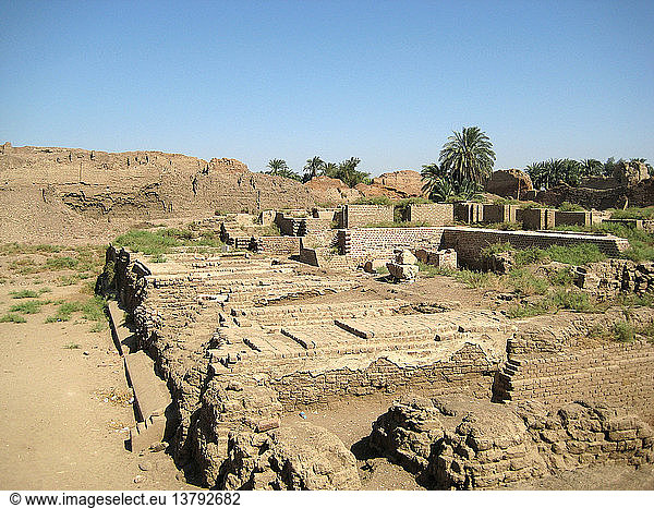 Ruinen eines ptolemäischen Gebäudes im Vordergrund mit der Umfassungsmauer aus Lehmziegeln im Hintergrund Ägypten. Alt-Ägyptisch. Ptolemäer 2. Jh. v. Chr. Denderah.