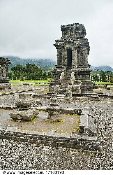Ruinen eines Tempels im hinduistischen Candi Arjuna-Tempelkomplex  Dieng-Plateau  Zentraljava  Indonesien  Asien