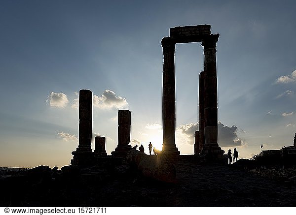 Ruinen im Gegenlicht  Tempel des Herkules  Zitadelle von Amman  Amman  Jordanien  Asien
