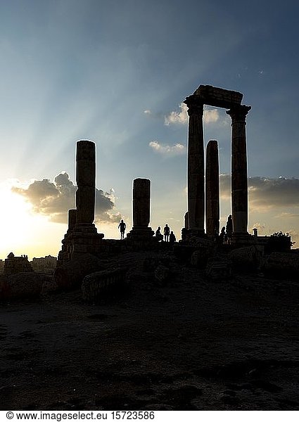 Ruinen im Gegenlicht  Tempel des Herkules  Zitadelle von Amman  Amman  Jordanien  Asien