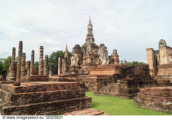 Ruinen im historischen Park in Sukhothai.