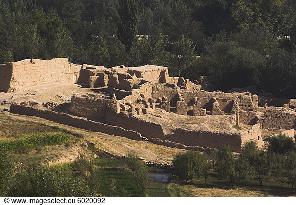 Ruinen in der Nähe buddhistischer Stupa,  geschnitzt aus Felsen,  die als Top-Rostam (Rustam den Thron) bezeichnet einen frühen Grabhügel,  die Reliquien des Buddha,  Teil einer Klosteranlage aus der Kuschano-sassanidischen Zeit 4th-5th Jahrhundert AD,  in der Nähe von Haibak,  Provinz Samangan,  Afghanistan,  Asien enthalten