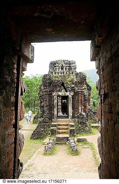 Ruinen in My Son  Vietnam. Der einfachste Weg  die UNESCO-Weltkulturerbestätte My Son zu besuchen  ist die Organisation eines Transports von Hoi An aus. Die Hin- und Rückfahrt mit dem Bus zu den Ruinen kostet nur 5 $  aber stellen Sie sicher  dass Sie die Abfahrt um 5 Uhr morgens bei Sonnenaufgang erwischen  sonst fühlen Sie sich von Touristen überrannt  denn My Son ist relativ klein.