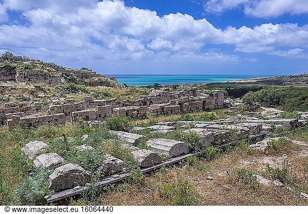 Ruinen neben dem Nordtor der Akropolis der antiken griechischen Stadt Selinunte an der Südwestküste Siziliens in Italien.