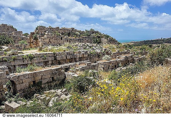 Ruinen neben dem Nordtor der Akropolis der antiken griechischen Stadt Selinunte an der Südwestküste Siziliens in Italien.