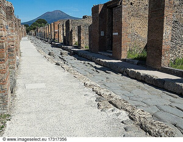 Ruinen  Straße  antike Stadt  hinten Vesuv  Pompeji  Kampanien  Italien  Europa
