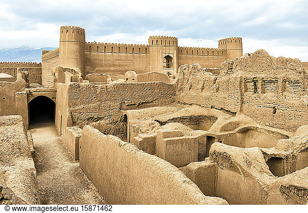 Ruinen  Türme und Mauern der Zitadelle von Rayen  größtes Lehmgebäude der Welt  Rayen  Provinz Kerman  Iran  Naher Osten