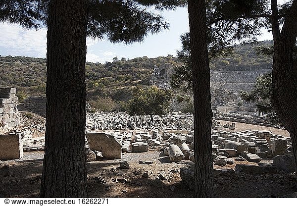 Ruinen und das große Theater in der römischen Ruinenstadt Ephesus. Türkei.