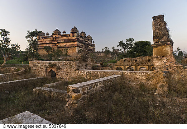 Ruinen und Jehangir Mahal Palast,  Orchha,  Madhya Pradesh,  Nordindien,  Indien,  Asien