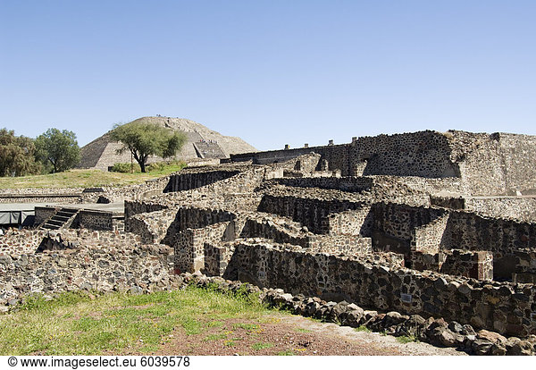 Ruinen und Pyramide des Mondes jenseits  Teotihuacan  150AD 600AD und später von den Azteken  UNESCO-Weltkulturerbe  nördlich von Mexiko-Stadt  Mexiko  Nordamerika verwendet