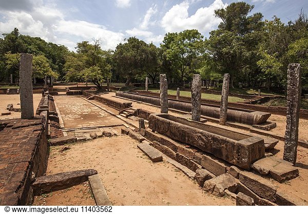 Ruinen und Reste vom Fundament des Kloster Abhayagiri Vihara  Sacred City of Anuradhapura  Nord-Zentralprovinz  Sri Lanka  Asien