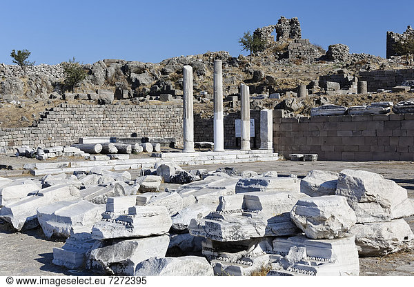 Ruinen und Säulen der archäologischen Ausgrabungsstätte von Pergamon,  Bergama,  Izmir,  Türkei,  Asien