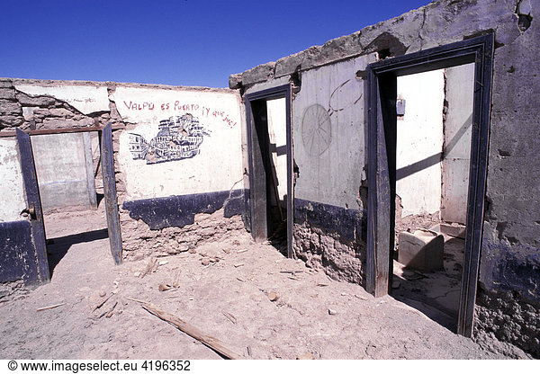 Ruinen und verfallene Unterkuenfte Chacabuco Salpetermine Chile