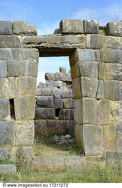 Ruinen von Huánuco Pampa  Verwaltungszentrum der Inka  Eingangstor  Provinz Dos de Mayo  Peru  Südamerika