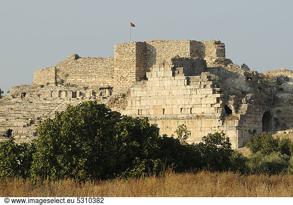 Ruinen von Milet Miletos Miletus Milatos griechisch-römisches Amphitheater bei der heutigen Ortschaft Balat Provinz Aydin Südägäische Küste Südwesttürkei Westküste Westtürkei Türkei Europa Vorderasien Asien