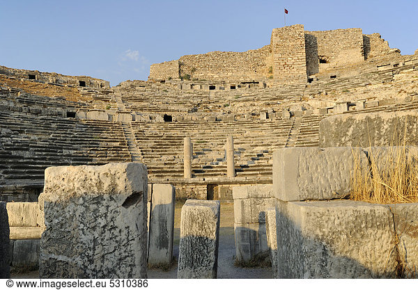 Ruinen von Milet Miletos Miletus Milatos griechisch-römisches Amphitheater bei der heutigen Ortschaft Balat Provinz Aydin Südägäische Küste Südwesttürkei Westküste Westtürkei Türkei Europa Vorderasien Asien