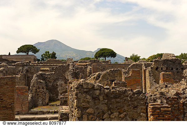 Ruinen von Pompeji  hinten Vesuv